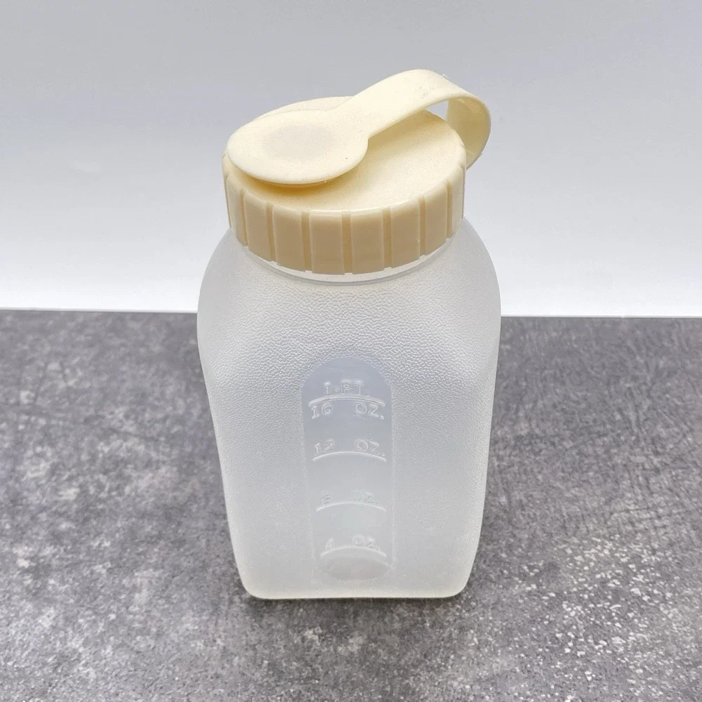 Lot of 2 Rubbermaid Bottles 2 qt 2468 and 1 pint 0229 + Beige Flip Top Lids 2464